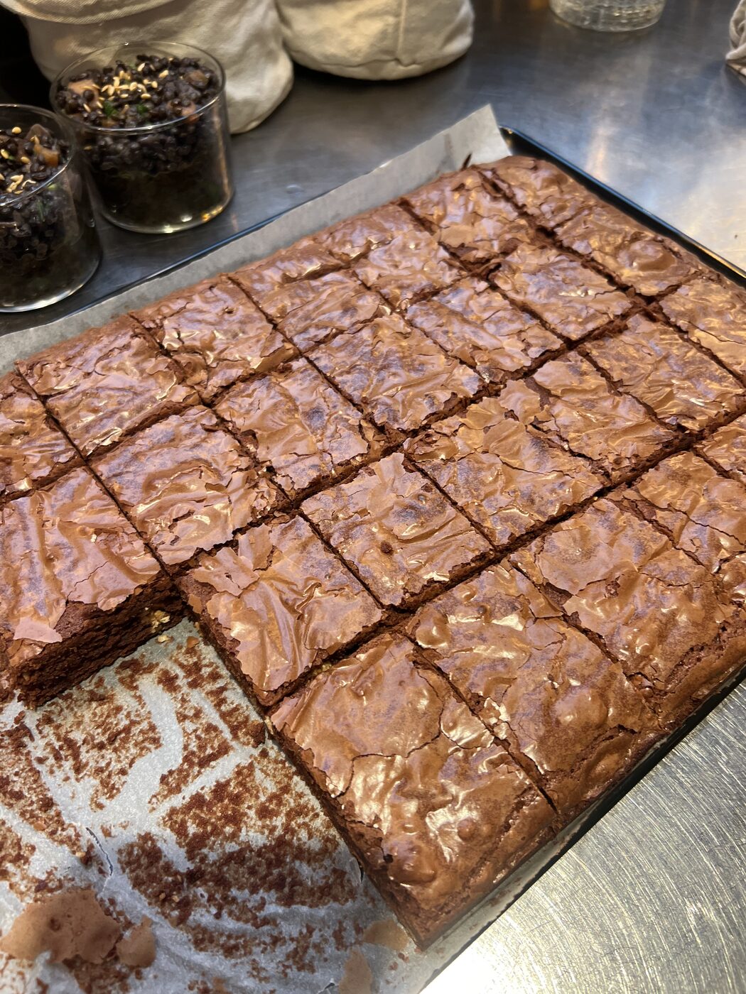 Plaque de brownies maison fraîchement coupés, croûte craquelée