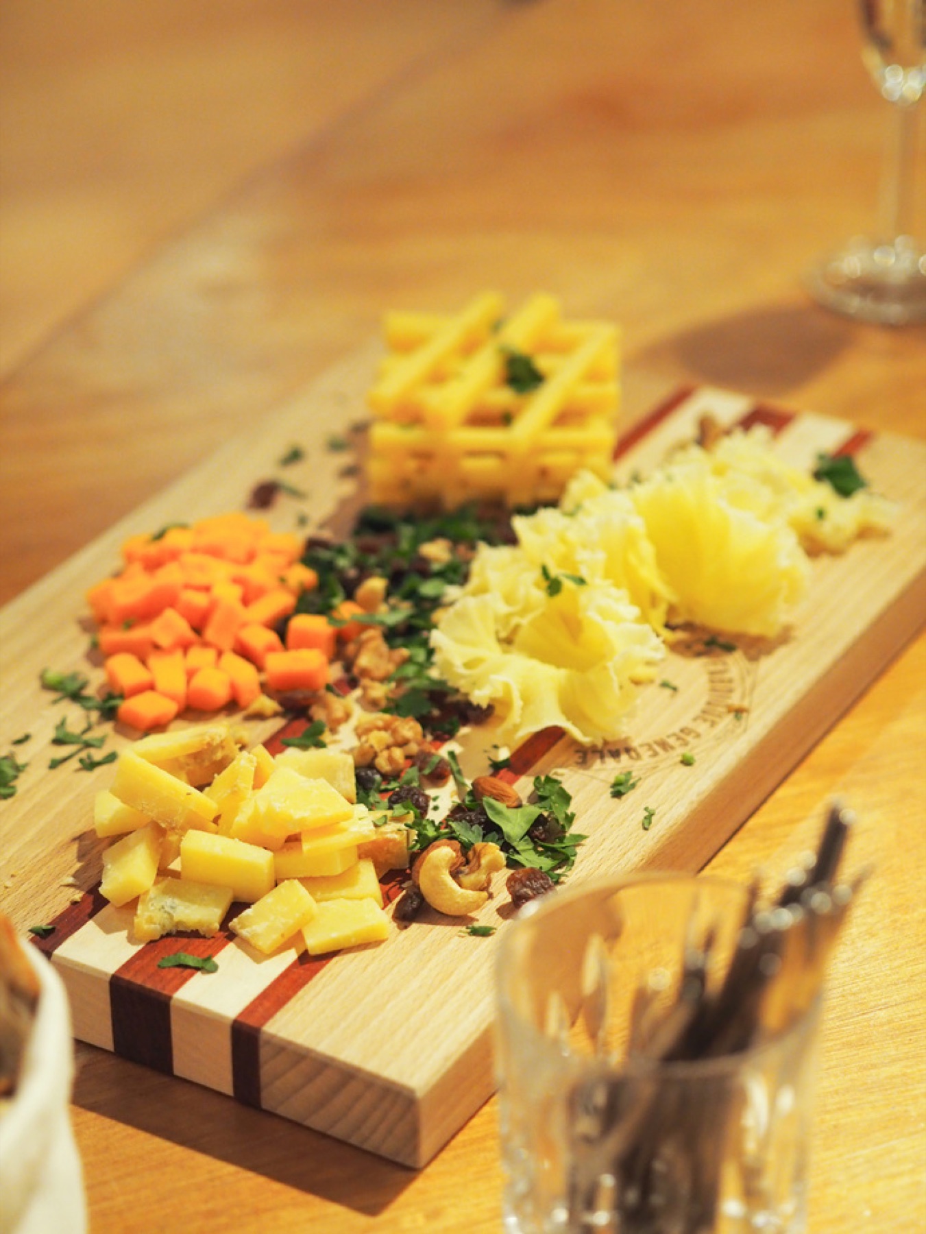 Planche de fromages affinés signée La Fabrique Générale, mimolette, copeaux de tête de moine, fruits secs et raisins
