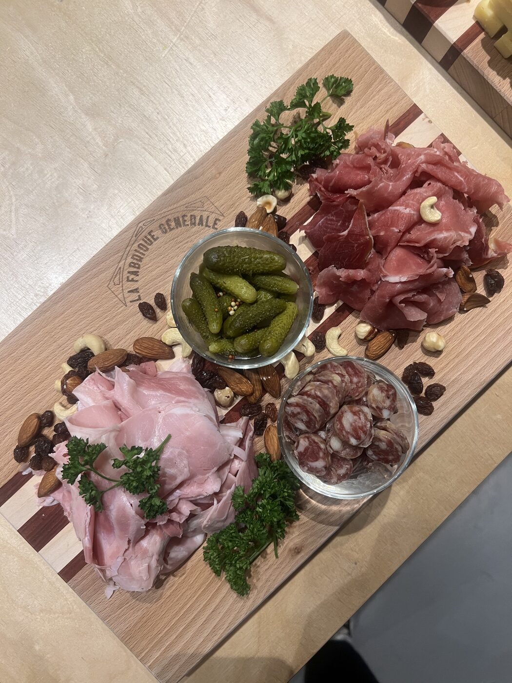 Planche de terroir signée La Fabrique Générale · jambon blanc, prosciutto, saucisson, cornichons, fruits secs