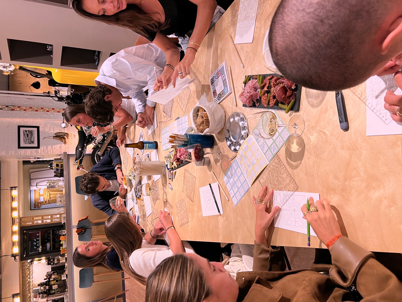Atelier team building à La Fabrique Générale, collaborateurs réunis autour d'une grande table pour un atelier créatif, planches de charcuterie et verres de vin