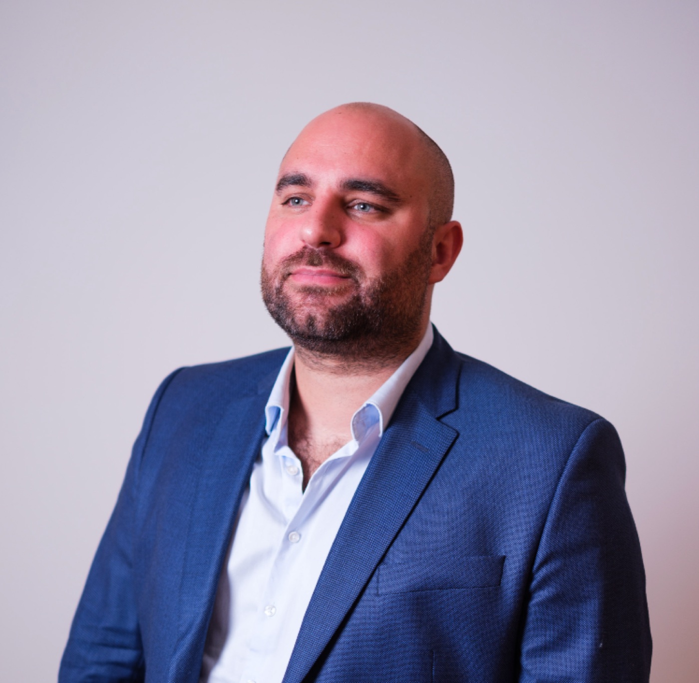 Julien, directeur de La Fabrique Générale, portrait en costume