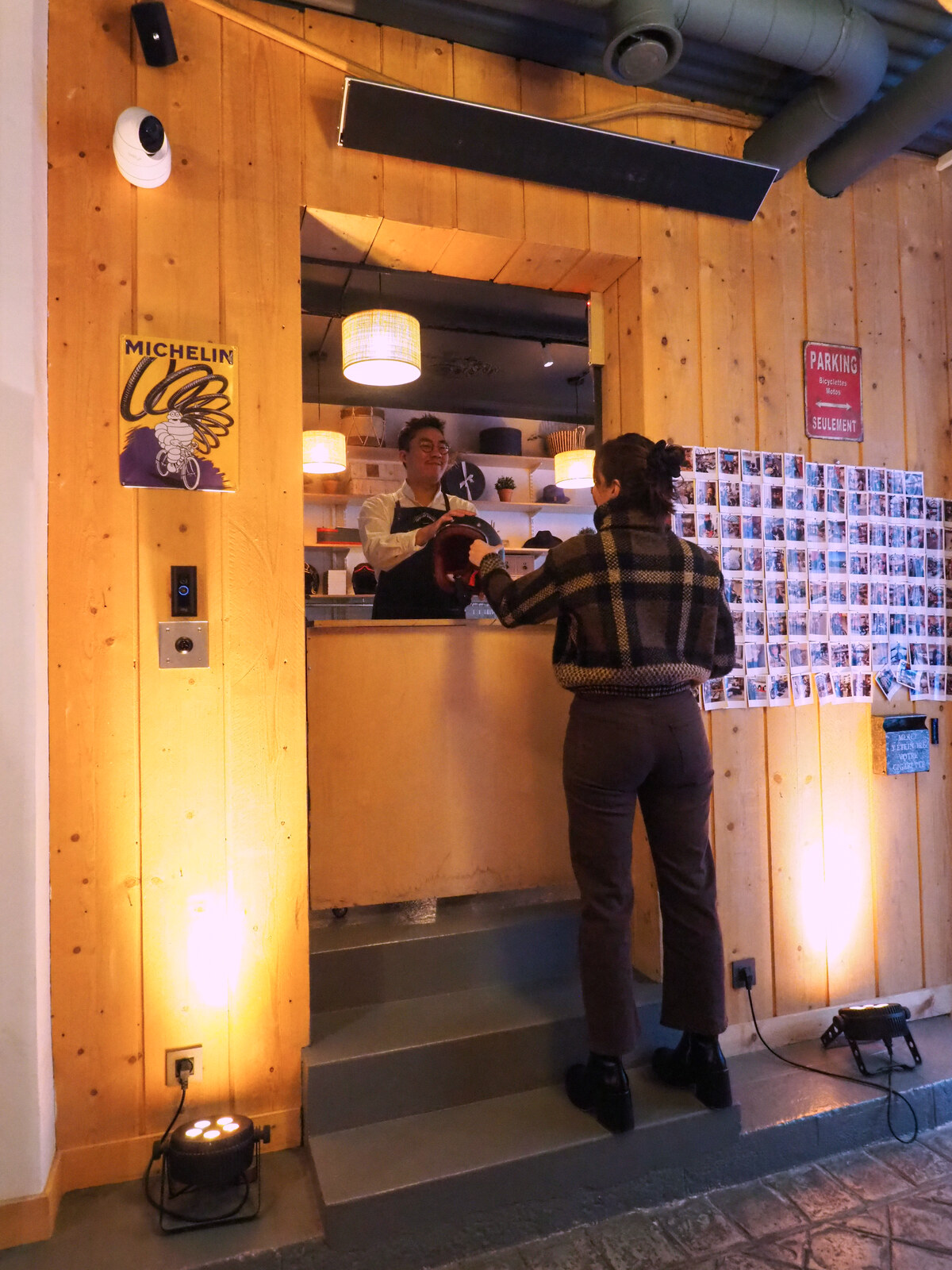 Loge privée à l'entrée de La Fabrique Générale, comptoir d'accueil en bois faisant office de vestiaire
